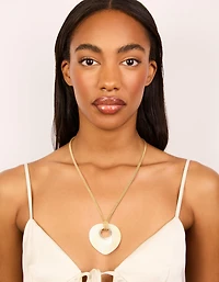 Pendentif en pierre crème, collier à cordon brun