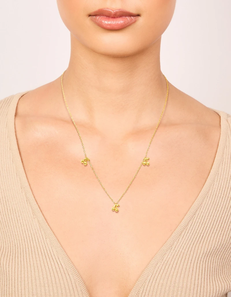 Collier miniature imperméable en acier inoxydable plaqué or avec des breloques cerises