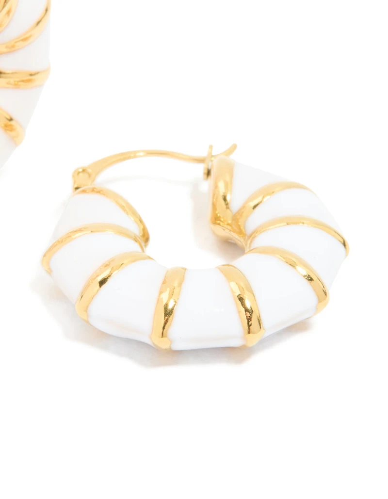 Boucles d’oreilles Huggie en étanche, en bambou et émail blanc plaquées or et imperméables