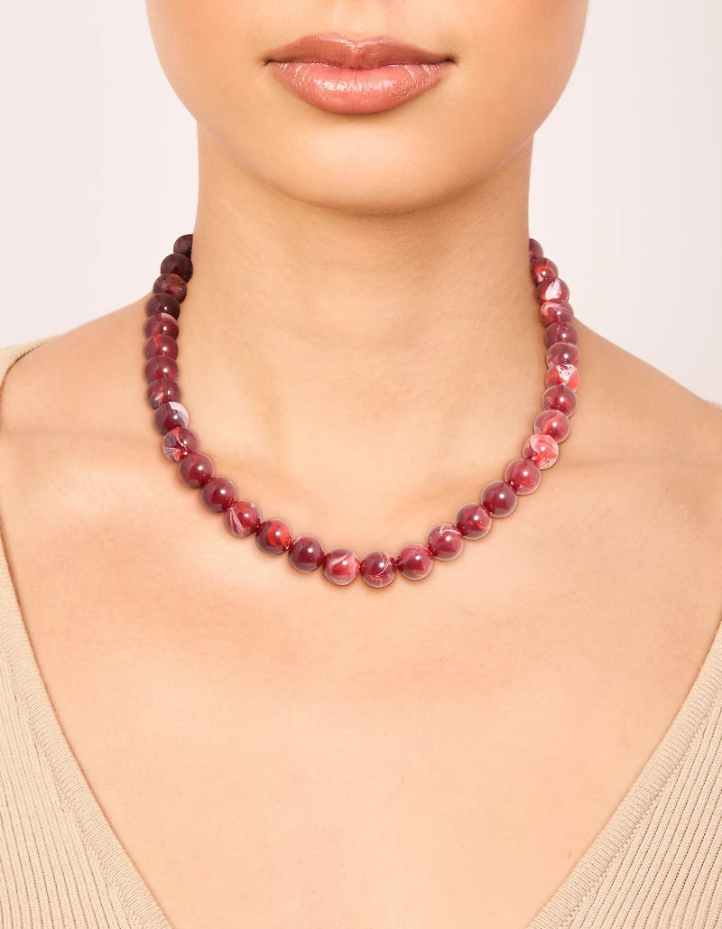 Collier perlé en acrylique marbré rouge