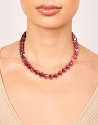 Collier perlé en acrylique marbré rouge