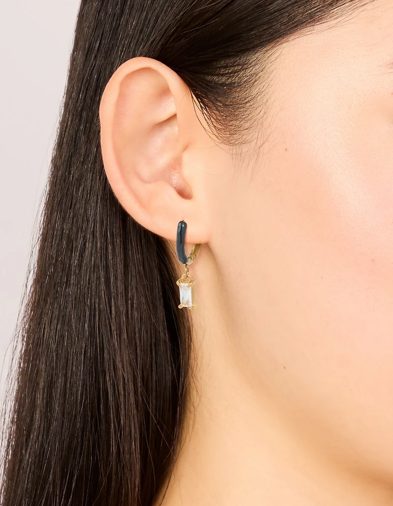 Boucles d’oreilles Huggie en acier inoxydable noir émaillé en acier inoxydable émaillé noir en forme de charme Huggie