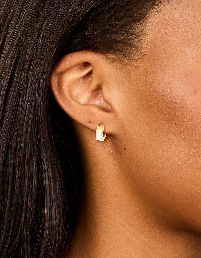Petites boucles d’oreilles Huggie en incrustation en acier inoxydable émaillé doré imperméable