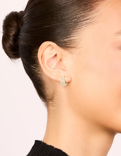 Boucles d’oreilles huggie plates organiques en zircone cubique plaquées or