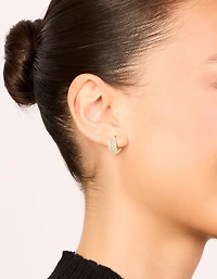 Boucles d’oreilles huggie plates organiques en zircone cubique plaquées or