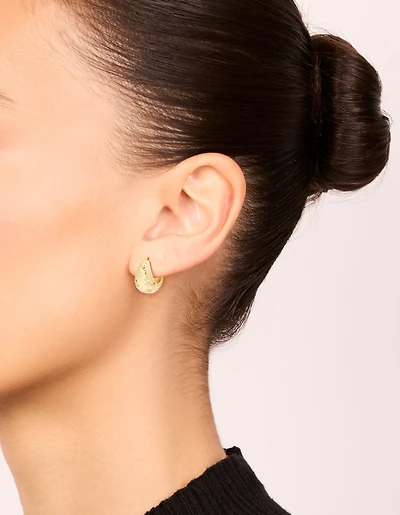 Boucles d’oreilles cubiques cubiques Huggie Huggie en zircone cubique plaquées or