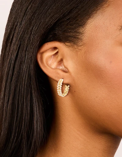 Boucles d’oreilles à cerceaux à feuilles moyennes en zircone cubique plaqués or