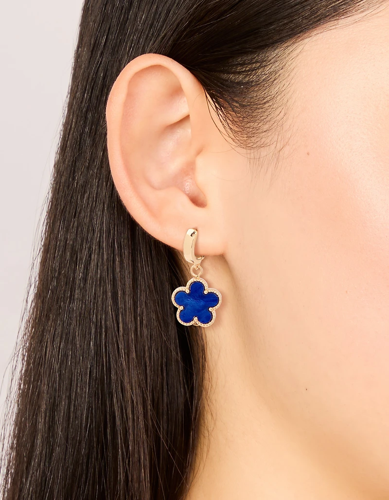 Boucles d’oreilles Huggie en fleur dorée bleue