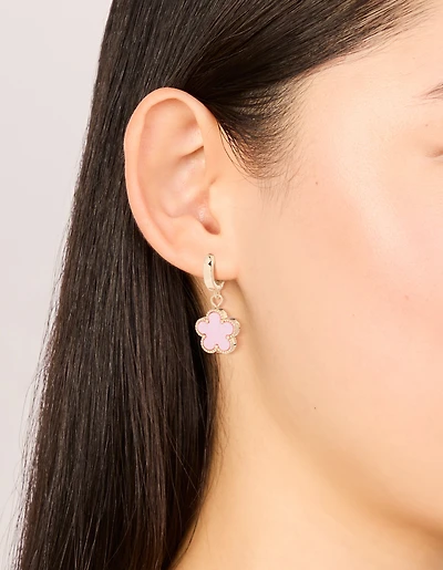 Boucles d’oreilles Huggie en fleur rose pâle dorées
