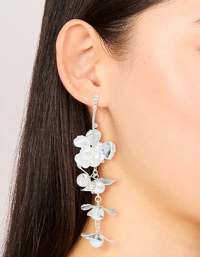 Perles d’argent et boucles d’oreilles fleuries audacieuses