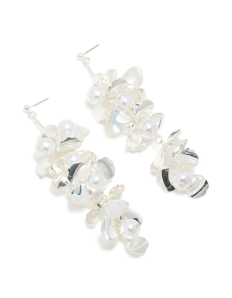 Perles d’argent et boucles d’oreilles fleuries audacieuses