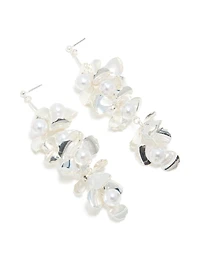 Perles d’argent et boucles d’oreilles fleuries audacieuses