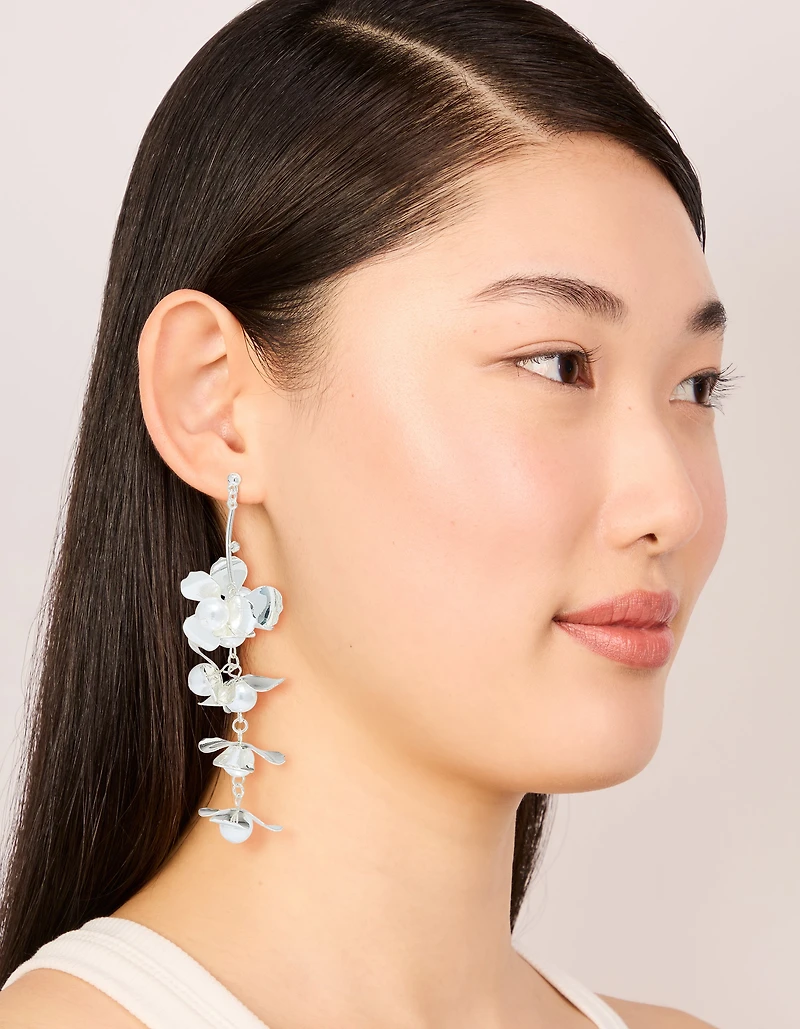 Perles d’argent et boucles d’oreilles fleuries audacieuses