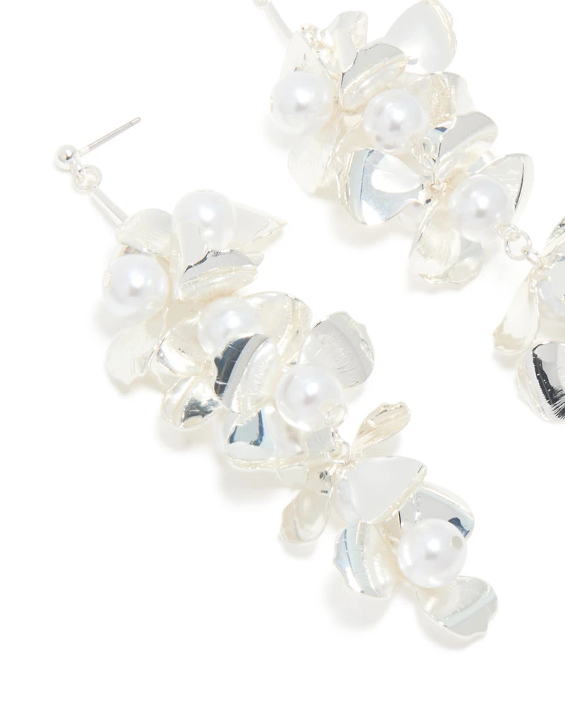 Perles d’argent et boucles d’oreilles fleuries audacieuses