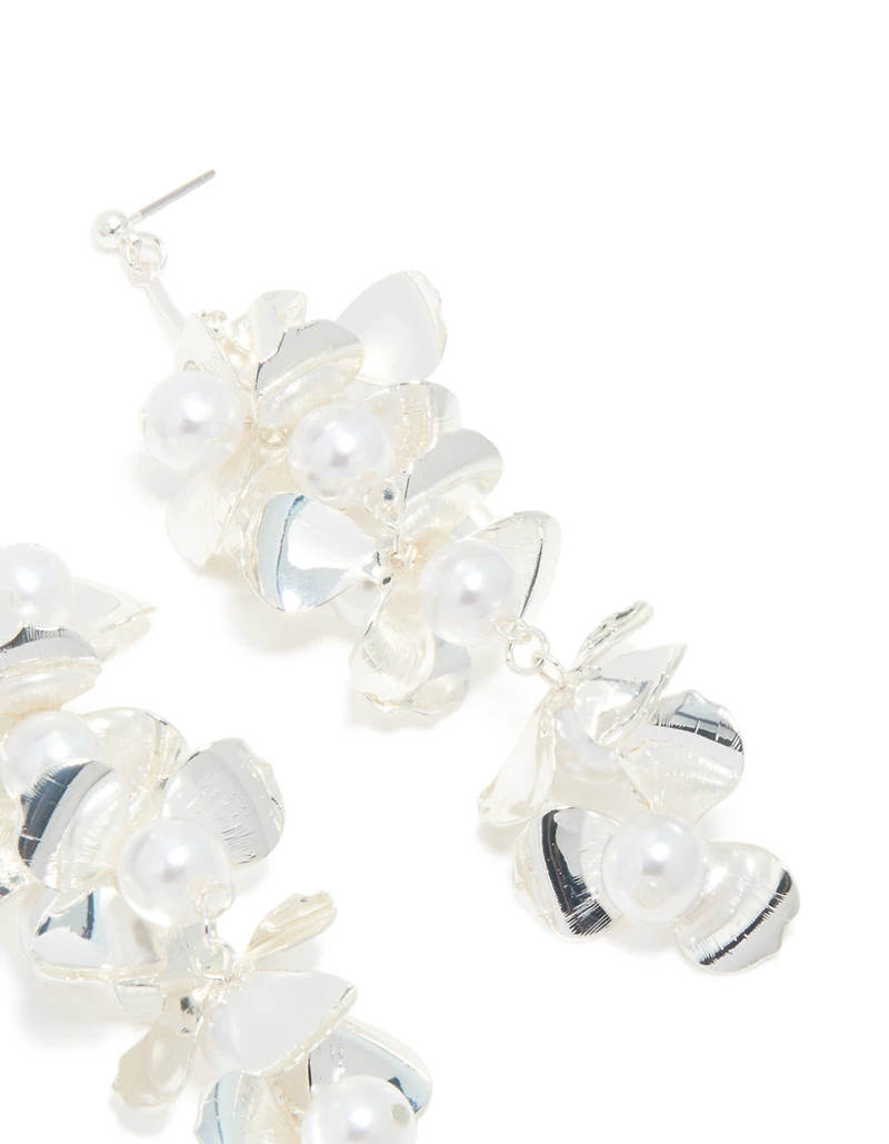 Perles d’argent et boucles d’oreilles fleuries audacieuses