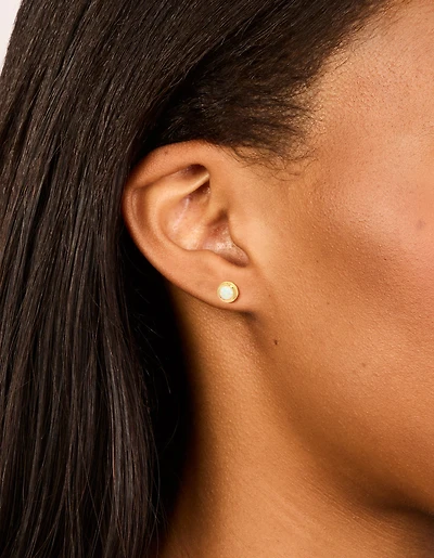 Boucles d’oreilles étanches en acier inoxydable en acier inoxydable plaqué or avec sertissage de lunettes de pierre de naissance d’octobre