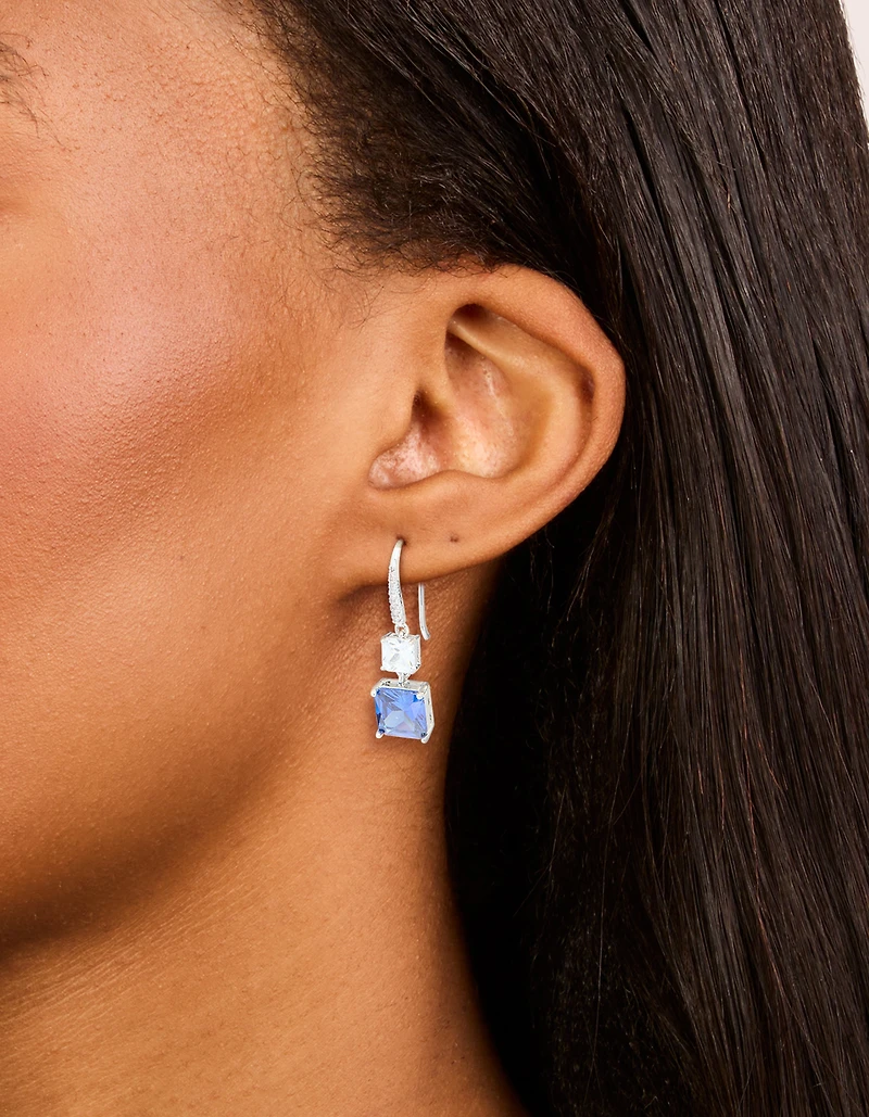 Boucles d’oreilles cubiques délicates en zircone en saphir argenté