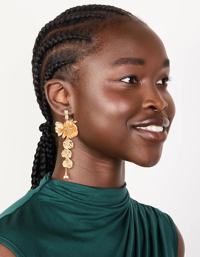 Boucles d’oreilles longues florales dorées