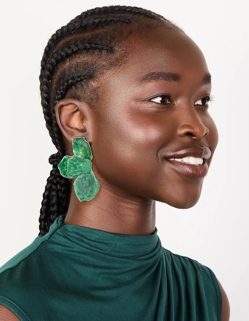 Boucles d’oreilles en pétale de demi-fleur en métal recouvertes de vert émeraude