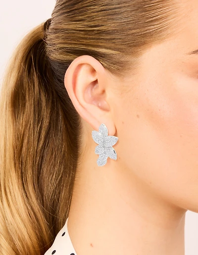 Boucles d’oreilles en pavé cubique argenté en zircone en forme de boucles d’oreilles fleuries