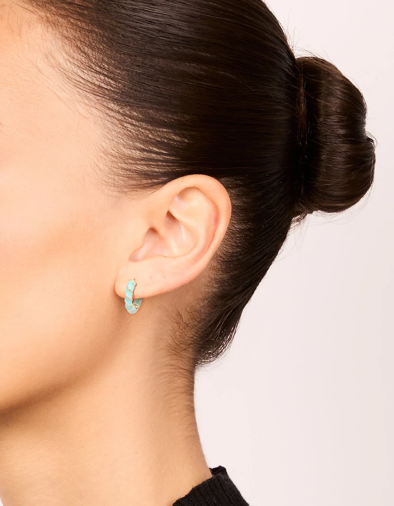 Boucles d’oreilles en forme de petits cerceaux torsadés en émail doré sarcelle