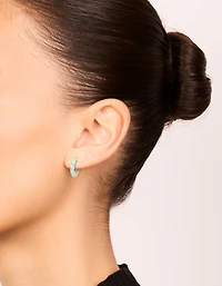 Boucles d’oreilles en forme de petits cerceaux torsadés en émail doré sarcelle