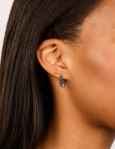 Petites boucles d’oreilles en forme d’anneau torsadé en émail doré noir