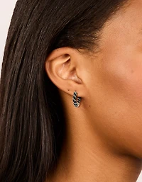 Petites boucles d’oreilles en forme d’anneau torsadé en émail doré noir