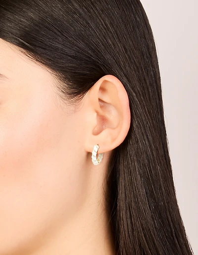 Boucles d’oreilles en forme de petits cerceaux torsadés en émail blanc doré