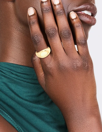 Bague ovale en pierre verte plaquée or