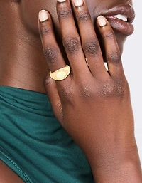 Bague ovale en pierre verte plaquée or