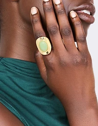 Bague ovale en pierre semi-précieuse verte plaquée or