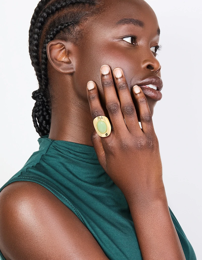 Bague ovale en pierre semi-précieuse verte plaquée or