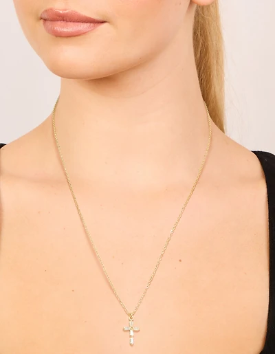Collier croix cubique en zirconie plaqué or avec une baguette