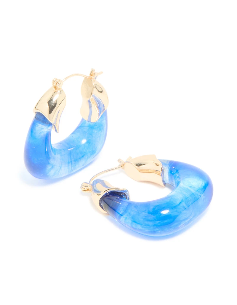 Boucles d’oreilles carrées en résine dorée et bleue.