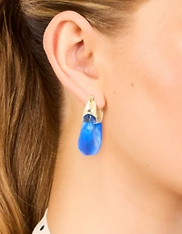 Boucles d’oreilles carrées en résine dorée et bleue.