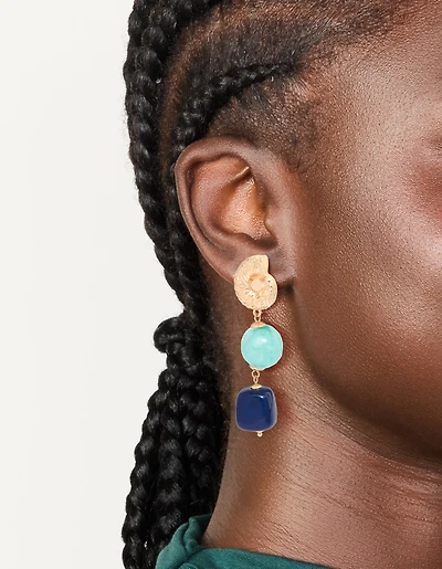 Boucles d’oreilles en coquillage doré et perles bleues