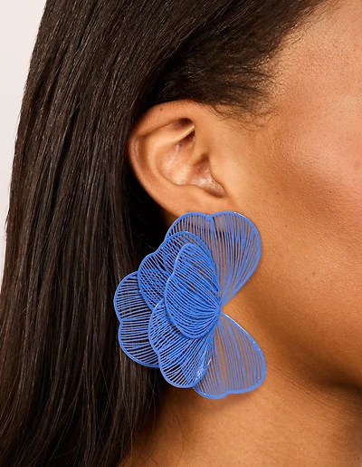 Boucles d’oreilles en pétales en fil métallique recouvert de bleu foncé