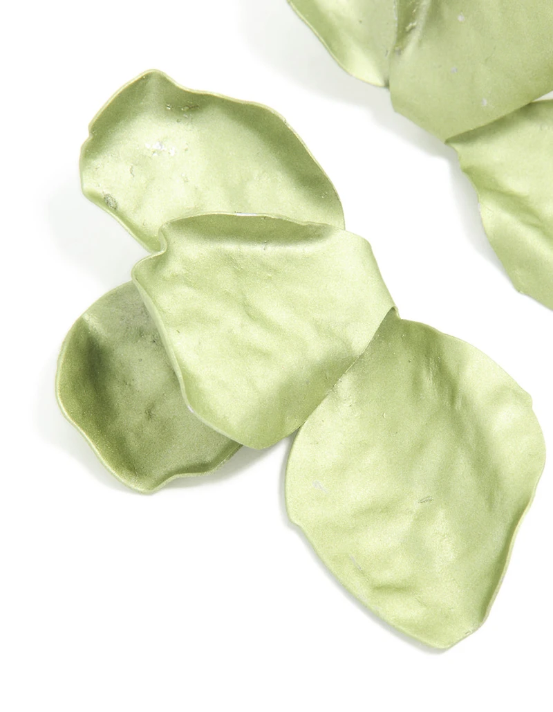 Boucles d’oreilles en pétales de fleurs en métal recouvertes de vert