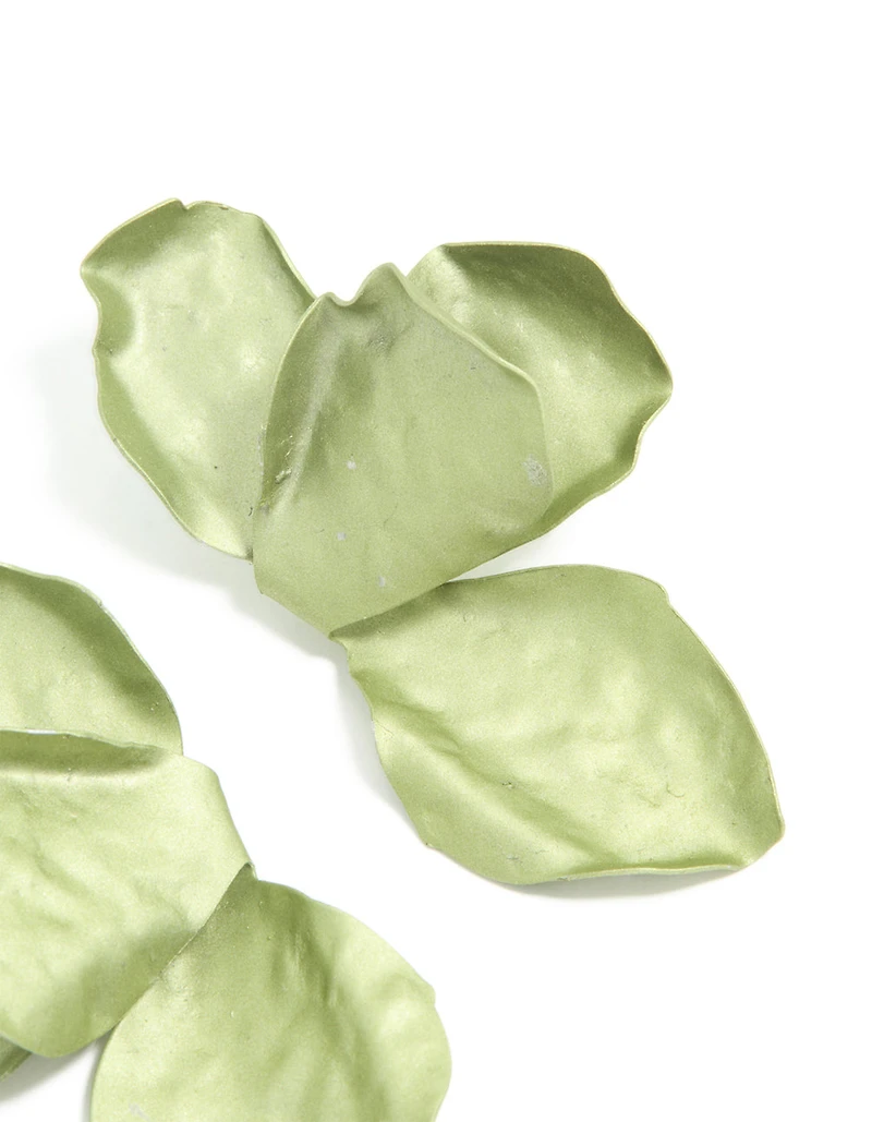 Boucles d’oreilles en pétales de fleurs en métal recouvertes de vert