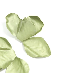 Boucles d’oreilles en pétales de fleurs en métal recouvertes de vert