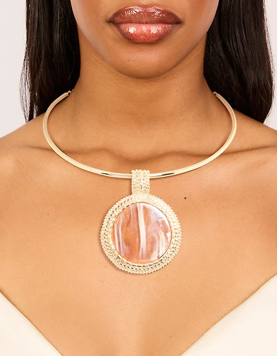 Collier pendentif torque en pierre marbrée dorée brun