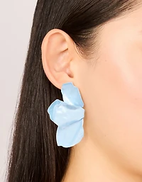 Boucles d’oreilles en pétales de fleurs en métal recouvertes de bleu clair