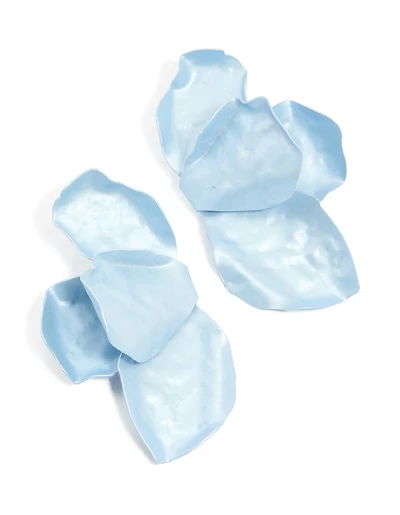 Boucles d’oreilles en pétales de fleurs en métal recouvertes de bleu clair