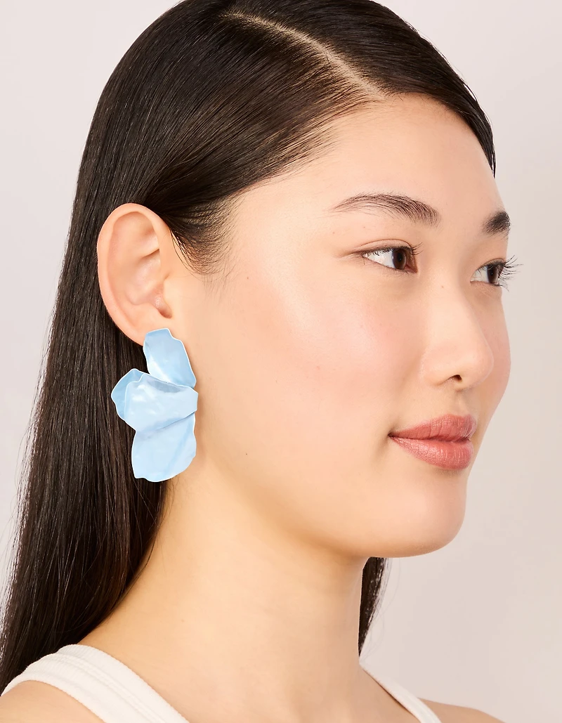 Boucles d’oreilles en pétales de fleurs en métal recouvertes de bleu clair