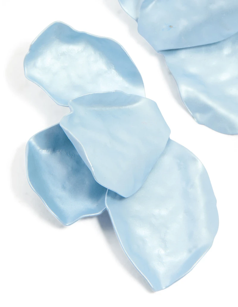 Boucles d’oreilles en pétales de fleurs en métal recouvertes de bleu clair