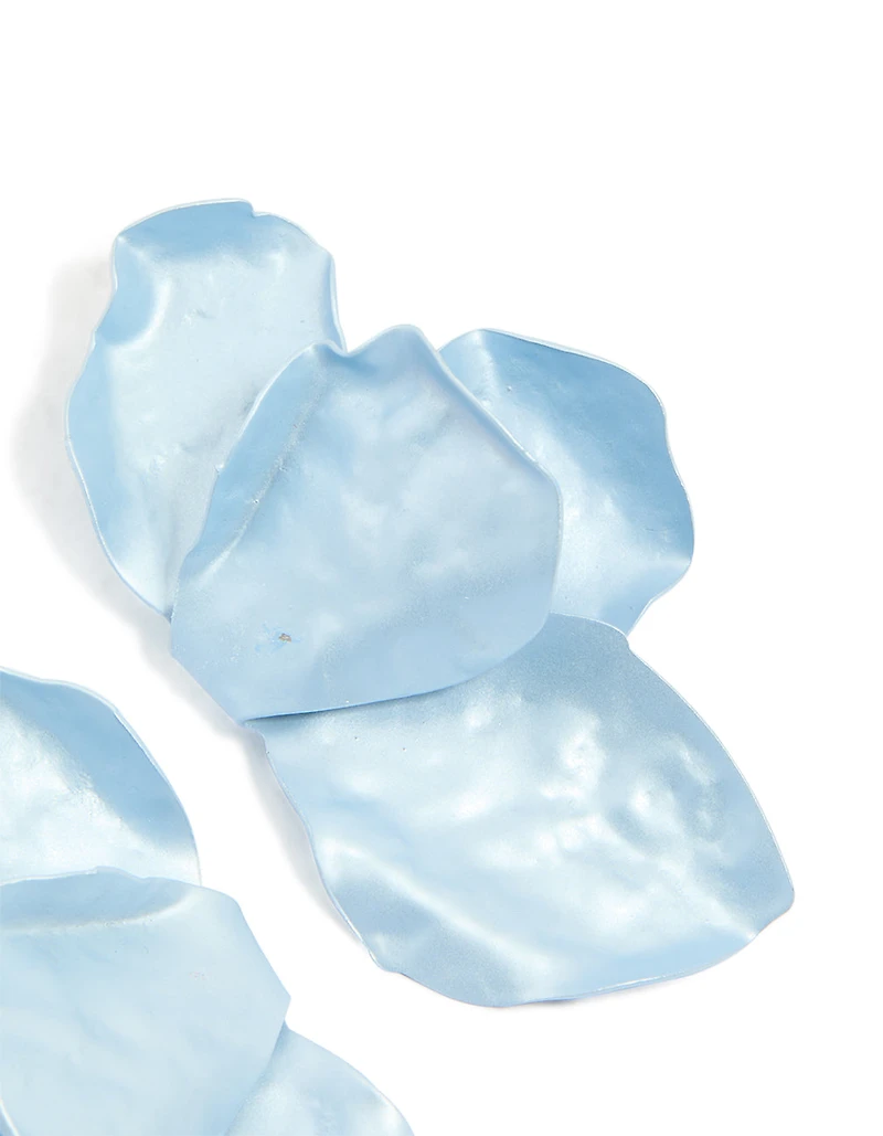 Boucles d’oreilles en pétales de fleurs en métal recouvertes de bleu clair