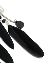 Boucles d’oreilles anciennes en plumes et chaînes argentées noires