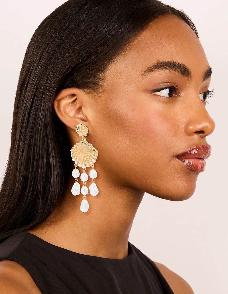 Boucles d’oreilles tombantes en coquillage nervuré doré et perles