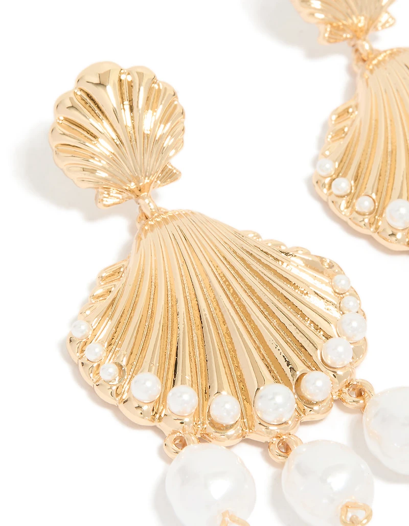 Boucles d’oreilles tombantes en coquillage nervuré doré et perles
